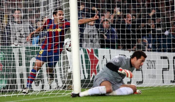 FC Barcelona s Xavi (L) celebrates after second goal against Inter Milan during their Champions League football match at Camp Nou stadium in Barcelona, 24 November 2009. Paco Serinelli Insidefoto PacoxSerinelli o0 Jubel, Freude, Freud und Leid, Enttäuschung
