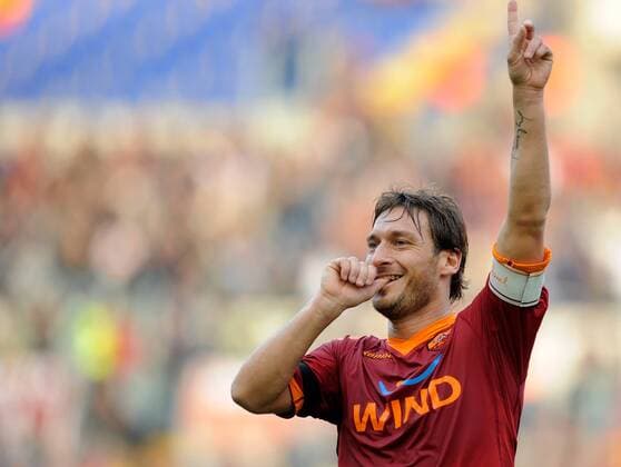 FUSSBALL INTERNATIONAL SERIE A SAISON 2009 2010 AS Rom (Roma, rot) - AS Bari 22.11.2009 Francesco Totti lutscht seinen Daumen (Rom) 