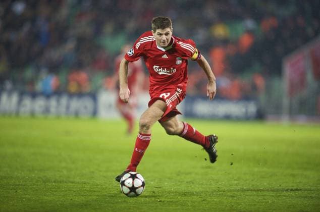 BUDAPEST, HUNGARY - Tuesday, November 24, 2009: Liverpool s captain Steven Gerrard MBE in against Debreceni during the UEFA Champions League Group E match Debreceni VSC (DVSC, white) vs FC Liverpool (red) at the Ferenc Puskas Stadium. xHOCHxZWEIx xPropagandax 