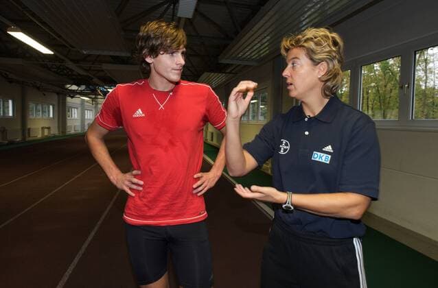 Leichtathletik Behindertensport Kienbaum bei Berlin 15.10.2009 Steffi Nerius (Speerwurf Deutschland) trainiert Behindertensportler Marc (Sehbehindert)