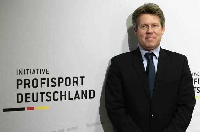 Pressekonferenz Initiative Profisport Deutschland, Gernot Tripcke (GeschÃ¤ftsfÃ¼hrer DEL), xHOCHxZWEIx xJuergenxTapxo0 Schriftzug