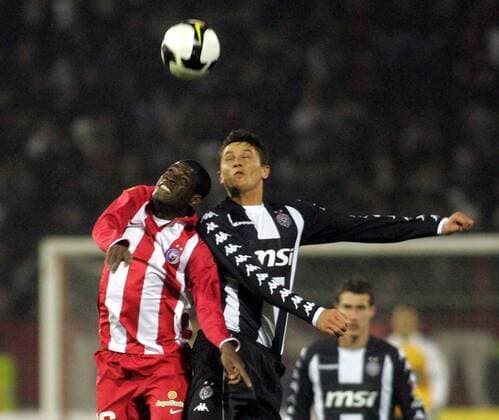 28.11.2009 Roter Stern Belgrad (rot) - Partizan Belgrad (Schwarz) Jelen Super Liga Mohammed Awal Issah (Roter Stern Belgrad, L) und Ljubomir Fejsa Partizan : 
