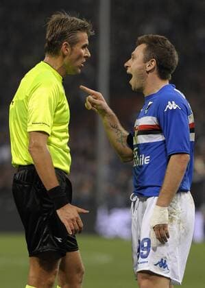 Antonio Cassano (Sampdoria) diskutiert mit Schiedsrichter Roberto Rosetti - CFC Genua 1893 vs. Sampdoria Genua - giorgioxperottino