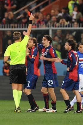 Schiedsrichter Roberto Rosetti zeigt Giuseppe Biava (Genoa CFC, 2.v.re.) die rote Karte  o0 FC Genua 1893, Platzverweis