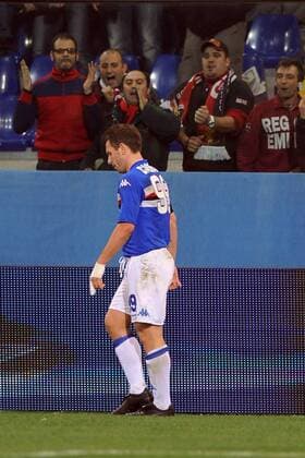Antonio Cassano (Sampdoria Genua) wird bei seinem Abgang von Fans von Genoa CFC verhöhnt  o0 FC Genua 1893, Spannung, Provokation, provozieren, beschimpfen, Rivalität, Fanrivalität