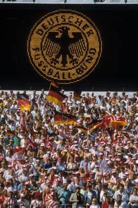 Deutscher Fanblock unter der Anzeigetafel mit DFB Logo - DEUTSCHSPRACHIGE SPORTZEITSCHRIFTEN UND -ZEITUNGEN NUR NACH RÜCKSPRACHE Fußball EM Herren EM 1988, Länderspiel, Nationalteam Totale Gelsenkirchen