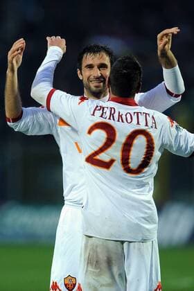 Bergamo 29 11 2009 - Serie A Atalanta Bergamo (blau) - AS Roma (weiß): Jubel - Mirko Vucinic (hi.), Simone Perrotta -  o0 Freude