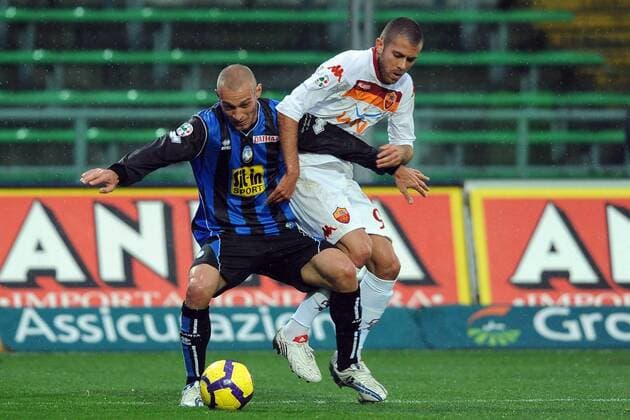 Bergamo 29 11 2009 - Serie A Atalanta Bergamo (blau) - AS Roma (weiß): Jeremy Menez (re.) - Tiberio Guarente - 