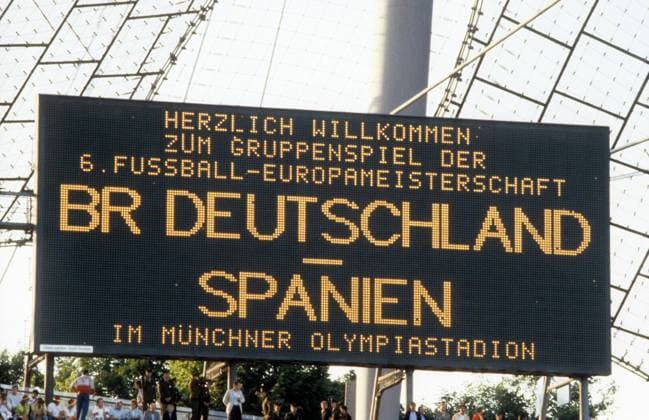 Anzeigetafel Olympiastadion München begrüßt zum EM Spiel von 1988 zwischen Deutschland und Spanien - DEUTSCHSPRACHIGE SPORTZEITSCHRIFTEN UND -ZEITUNGEN NUR NACH RÜCKSPRACHE Fußball EM Herren EM 1988, Länderspiel, Nationalteam, BR Deutschland - Spanien 2:0, BRD Einzelbild München