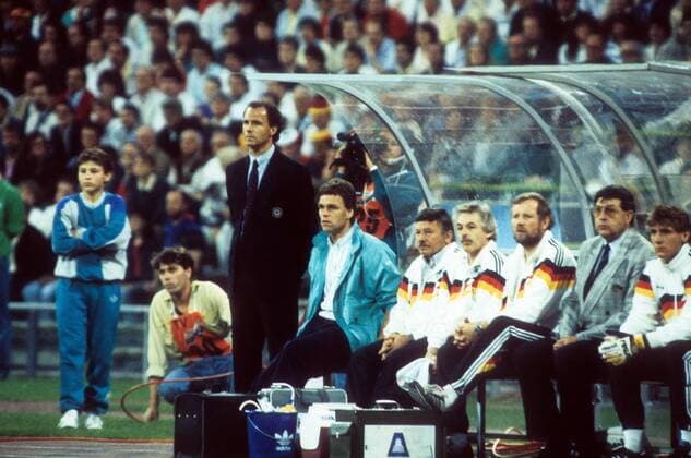 Teamchef Franz Beckenbauer steht neben der Bank neben Co Trainer Holger Osieck (beide BR Deutschland) - DEUTSCHSPRACHIGE SPORTZEITSCHRIFTEN UND -ZEITUNGEN NUR NACH RÜCKSPRACHE Fußball EM Herren EM 1988, Länderspiel, Nationalteam, BRD, Gruppe München