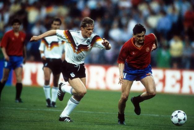 Urlich Borowka (BR Deutschland, li.) gegen Rafael Gordillo (Spanien) - DEUTSCHSPRACHIGE SPORTZEITSCHRIFTEN UND -ZEITUNGEN NUR NACH RÜCKSPRACHE Fußball EM Herren EM 1988, Länderspiel, Nationalteam, Nationaltrikot, BR Deutschland - Spanien 2:0, BRD Gruppe München Dynamik, Kampf,