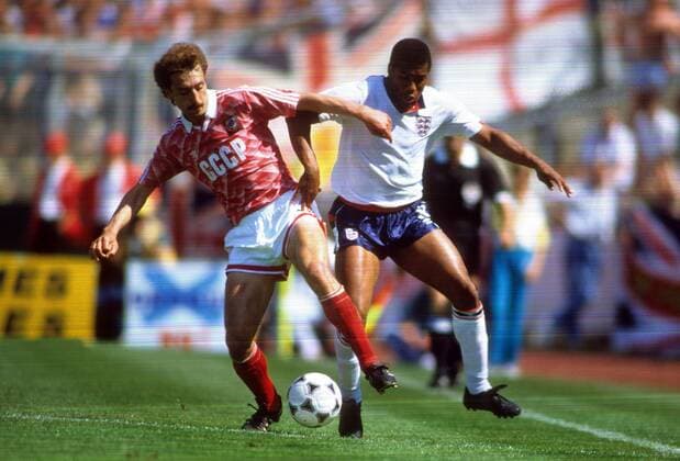 Sergei Aleinikov (UdSSR, li.) gegen John Barnes (England) - DEUTSCHSPRACHIGE SPORTZEITSCHRIFTEN UND -ZEITUNGEN NUR NACH RÜCKSPRACHE Fußball EM Herren EM 1988, Länderspiel, Nationalteam, Nationaltrikot, England - UdSSR 1:3 Gruppe Frankfurt M. Dynamik,