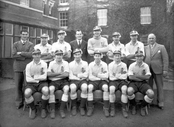 England. 1948. (team) Frank Swift (Goalkeeper), Laurie Scott, John Aston, Tim Ward, Neil Franklin, Billy Wright, Stanley Matthews, Stan Mortensen, Jackie Milburn, Len Shackleton, Tom Finney.  o0 Länderspiel Nationalteam Kleidung Zeitgeist 40er 40 er Jahre Vierziger Tradition Cap Hut Mütze