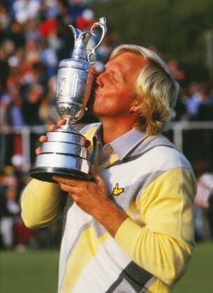 Greg Norman (Australia) kisses the British Open trophy. British Open Golf Championships 1986 at Turnberry.  o0 Sieg Jubel Freude Siegerehrung Pokal Trophäe Objekte Claret Jug