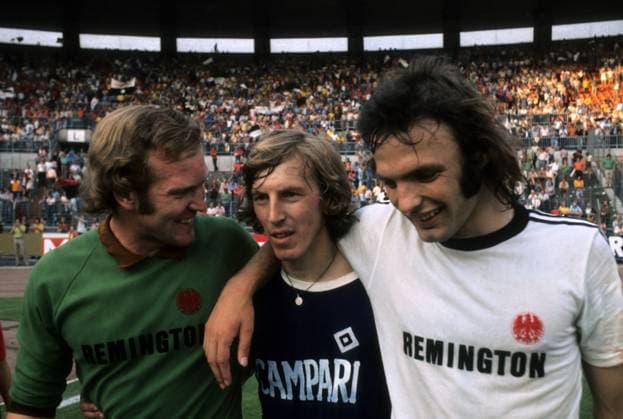 Ersatztorwart Günther Wienhold (li.), Jürgen Grabowski (Mitte) und Karl Heinz Körbel (alle Frankfurt) jubeln nach dem DFB Pokalsieg 1973 1974 - DEUTSCHSPRACHIGE SPORTZEITSCHRIFTEN UND -ZEITUNGEN NUR NACH RÜCKSPRACHE Fußball Herren DFB Pokal Finale 1973 1974, Pokalspiel, Eintracht Frankfurt - Hamburger SV 3:1 n.V., Hamburg, HSV Gruppe Düsseldorf Freude,