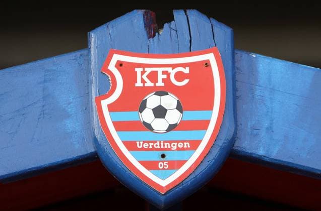 Wappen des KFC Uerdingen an einer alten Holzhütte am Grotenburg Stadion in Krefeld o0 Logo, Emblem, Vereinslogo, Vereinsemblem Objekte
