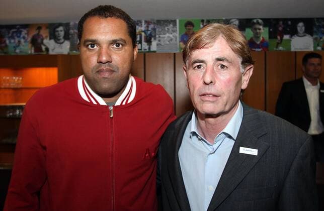 Ailton (Neuzugang KFC Uerdingen, links) mit seinem neuen Trainer Wolfgang Maes o0 Oberliga Niederrhein Krefeld