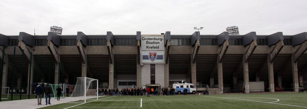 Präsentation von Ailton als Neuzugang beim KFC Uerdingen 05 im Grotenburg Stadion - die Polizei sorgt für Sicherheit o0 Sportstätte Totale Stadionsicherheit Polizisten Zuschauer o0 GER