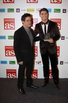 Singer Alejandro Sanz (ESP, L) and Cristiano Ronaldo (POR Real Madrid) during As Sports Awards in Madrid December 3rd  NOxONLINExUSE o0 Ehrung Sportlerehrung Preisträger people Kunst Musik