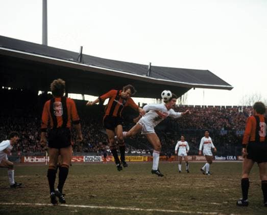 Bernd Klotz (Stuttgart, Mitte) gegen Karl Heinz Körbel (2.v.li., Frankfurt) Fußball 1. BL Herren DEUTSCHSPRACHIGE SPORTZEITSCHRIFTEN UND -ZEITUNGEN NUR NACH RÜCKSPRACHE 1979 1980 Gruppe Stuttgart Kampf,
