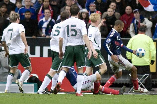 Thierry Henry (Frankreich) spielt den Ball im Spiel gegen Irland mit der Hand und kann somit erst den Ball zum entscheidenden 1:1 auflegen - PanxBaledent  o0 Tor