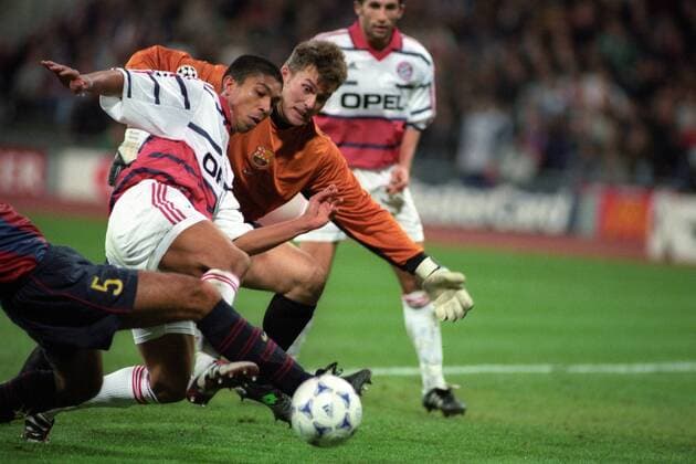 Torwart Ruud Hesp (FC Barcelona) gegen Giovane Elber (Bayern) - DEUTSCHSPRACHIGE SPORTZEITSCHRIFTEN UND -ZEITUNGEN NUR NACH RÜCKSPRACHE Fußball EC 1 Herren Champions League 1998 1999, FC Bayern München - FC Barcelona 1:0, Barca Gruppe München Abwehr, Dynamik, Kampf,