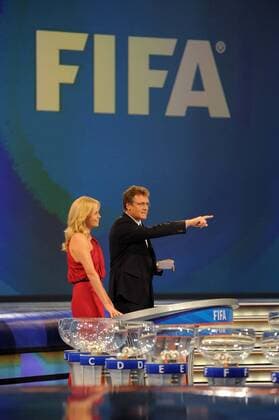 2010 Soccer World Cup Final Draw CAPE TOWN, SOUTH AFRICA - DECEMBER 4, Draw Master Jerome Valcke and Charlize Theron during the 2010 Soccer World Cup Final Draw at the CTICC on December 4, 2009 in Cape Town, South Africa. 758640 o0 Schauspielerin Moderatorin people Film o00 Kunst Schriftzug FIFA
