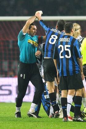 Juventus Turin (weiß) - Inter Mailand (blau): Thiago Motta (re.) und Torwart Gianluigi Buffon (Juventus) geraten aneinander  o0 Spannung