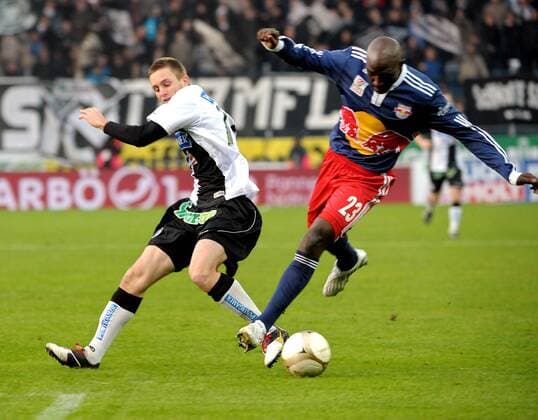SK Sturm Graz vs Red Bull Salzburg. Bild zeigt Jakob Jantscher (STURM) und Ibrahim Sekagya (Salzburg).  o00 RB