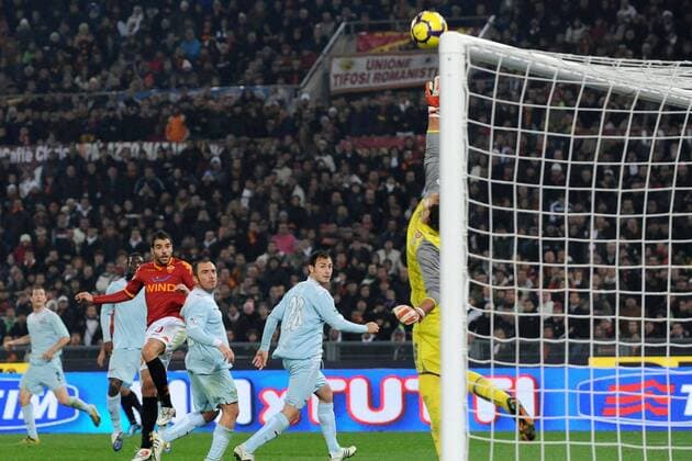 Roma 06 12 2009 - campionato di calcio serie A AS Rom (red) - Lazio Rom (blue) Simone Perrotta (AS Rom) 
