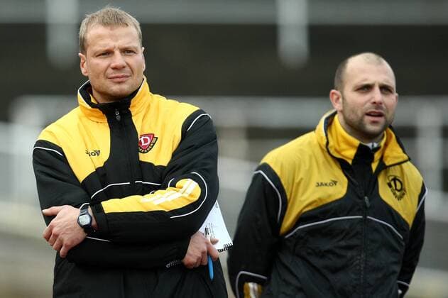 6. Dezember 2009: Dresden, Fussball Oberliga: SG Dynamo Dresden II - FC Erzgebirge Aue II: Dresdens Trainer Jan Seifert (vorn) und Co-Trainer Gunnar Grundmann. o0 Amat, A. Amateure