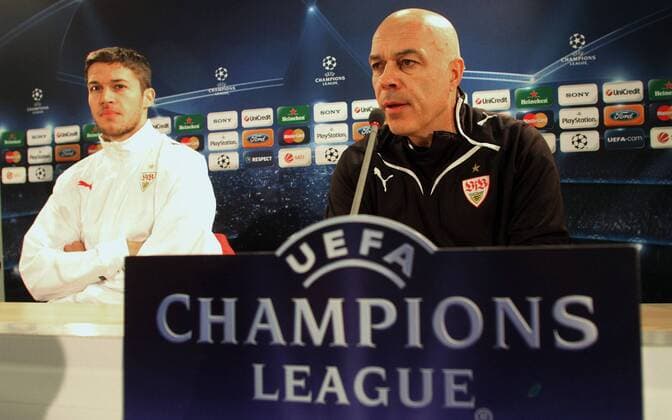 V.li. Kapitaen Matthieu Delpierre (VfB Stuttgart), Trainer Christian Gross (VfB Stuttgart) . o0 Logo, Emblem,