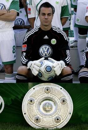 Diego Benaglio VFL Wolfsburg Fototermin in der VFL Arena in Wolfsburg o0 Meister Meisterschale Objekt Pokal Trophäe Schale Sieg Meisterschaft