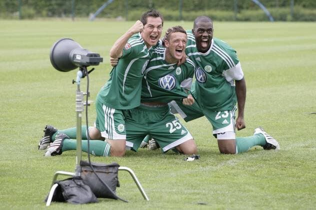 Christian Gentner (links) Grafite (mitte) Marcel Schäfer (rechts) VFL Wolfsburg beim Fototermin zur Imagekampagne an der VFL Arena in Wolfsburg o0 kurios