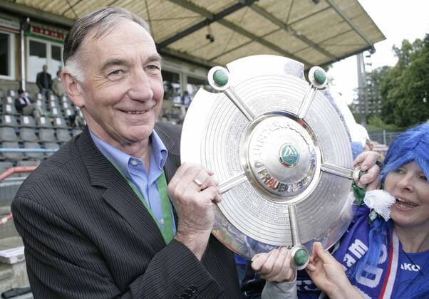 Trainer Bernd Schröder (1. FFC Turbine Potsdam) - Deutsche Meister 2009 o0 Pokal, Trophäe, Schale, Meisterschale, Sieg, Sieger, Meister, Objekte, Jubel, Freude