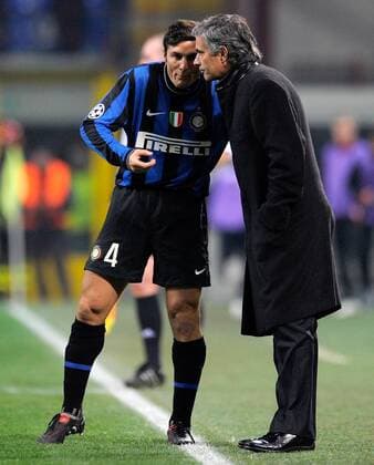 FUSSBALL International Champions League SAISON 2009 2010 Inter Mailand 09.12.2009 Trainer Jose Mourinho (L) mit Javier Zanetti (Inter) - 