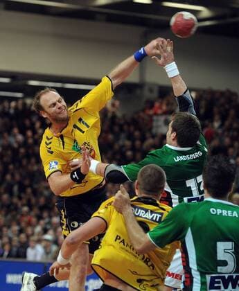 V.li. Olafur Stefansson (Löwen), Kjell Landsberg (Göppingen) .-- FA Göppingen (grün) vs. Rhein Neckar Löwen (gelb)