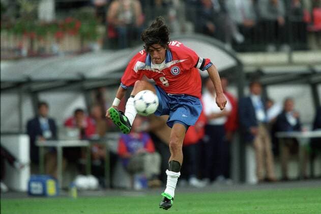 Ivan Zamorano (Chile) Fußball WM Herren WM 1998, Länderspiel, Nationalteam, Nationaltrikot, Einzelbild St. Etienne Dynamik,
