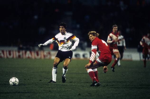 Karl Heinz Riedle (Deutschland, li.) gegen Dominique Herr (Schweiz) - DEUTSCHSPRACHIGE SPORTZEITSCHRIFTEN UND -ZEITUNGEN NUR NACH RÜCKSPRACHE Fußball Länderspiel Herren Nationalteam 1990, Nationaltrikot, Deutschland - Schweiz 4:0 Gruppe Stuttgart