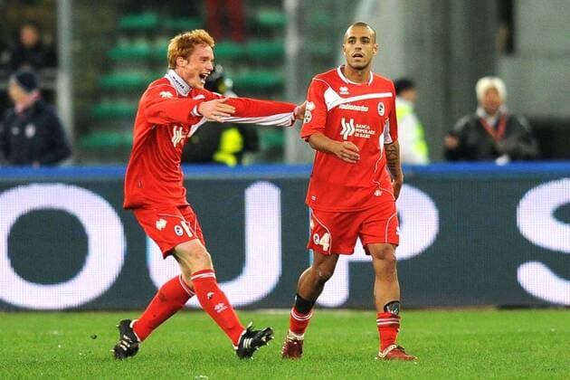 AS Bari: Jubel Sergio Almiron (re.)  o0 Freude