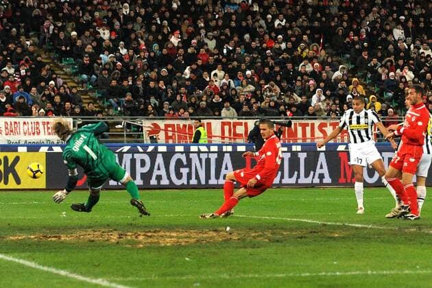 AS Bari - Juventus Turin: Torwart Jean Francois Gillet (Bari) gegen David Trezeguet (Juventus, 2.v.re.) 