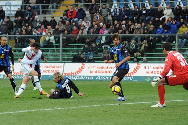 Bergamo 13 12 2009 - Serie A Atalanta Bergamo (blau) vs. Inter Mailand (weiß) Diego Milito (Inter) erzielt das 0:1 