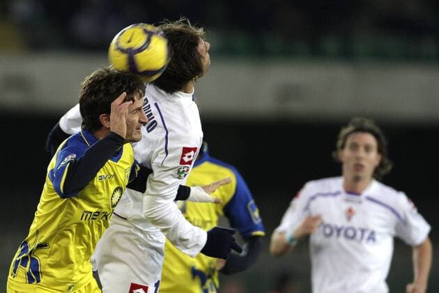 Verona 13 12 2009 - Serie A AC Chievo Verona (gelb) - AC Florenz, ACF Fiorentina (weiß) Alberto Gilardino (2.v.li.) - Santiago Morero (li.) 