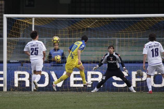 Verona 13 12 2009 - Serie A AC Chievo Verona (gelb) - AC Florenz, ACF Fiorentina (weiß) Gennaro Sardo (Verona) erzielt das 2:1 
