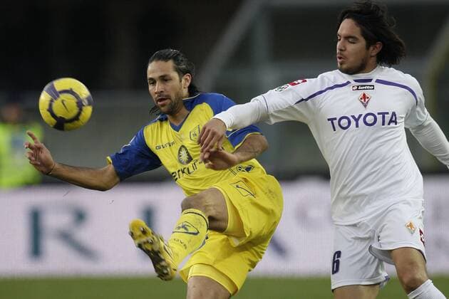 Verona 13 12 2009 - Serie A AC Chievo Verona (gelb) - AC Florenz, ACF Fiorentina (weiß) Juan Vargas (re.) - Mario Yepes 