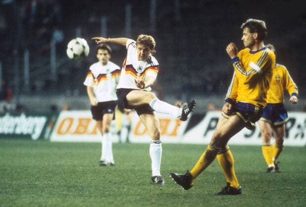Dieter Eckstein (BR Deutschland, Mitte) zieht ab - DEUTSCHSPRACHIGE SPORTZEITSCHRIFTEN UND -ZEITUNGEN NUR NACH RÜCKSPRACHE Fußball Länderspiel Herren Vier Länder Turnier 1988, Vierländerturnier, Nationalteam, Nationaltrikot, BRD - Schweden 3:5 n.E. Gruppe Berlin Dynamik,