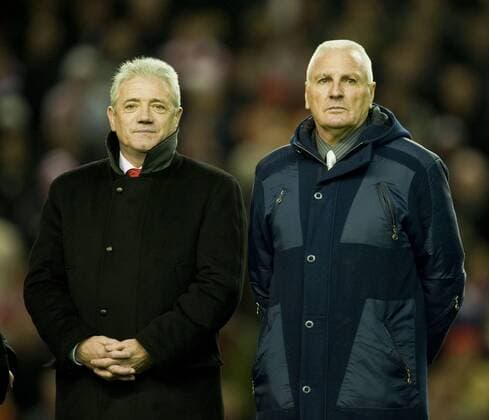 FC Liverpool legends Kevin Keegan (L), Steve Heighway are presented to the Anfield crowd at half-time of the Premiership match against Wigan Athletic at Anfield, the 50th anniversary of Bill Shankly s arrival at the club. xHOCHxZWEIx xPropagandax  o0 Trainer Trainerlegenden Legende Legenden Trainerlegende