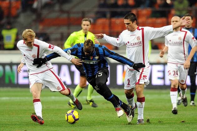 Inter Mailand (blau) - AS Livorno (weiß), (L-R) Martin Bergvold -Mario Balotelli-Romano Perticone 