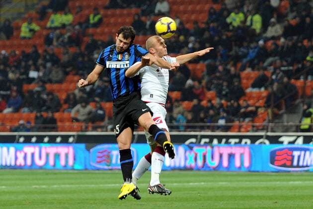 Inter Mailand (blau) - AS Livorno (weiß), Dejan Stankovic (L) -Junior Mozart 