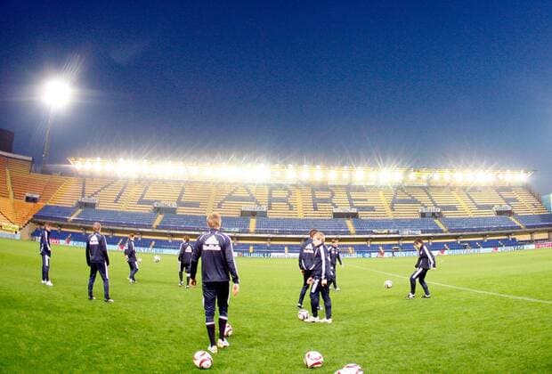 Training 16.DEZ.09 - FUSSBALL - UEFA Europa League, Gruppenphase, Villarreal CF - FC Red Bull Salzburg, Vorberichte, Abschlusstraining Salzburg. Bild zeigt die Spieler von Salzburg.  Totale o0 Stadion o0 Schriftzug Sportstätte El Madrigal Leere leer